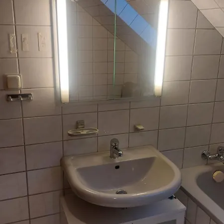 Geraeumiges Ganzes 90 M Zwei Schlafzimmer Wlan Privat Parkplatz Grosse Kueche Mit Essbereich Badewanne Waschmaschine Spuelmaschine Gesamte Gehoert Ihnen アパート ドゥイスブルグ