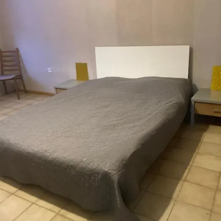 Geraeumiges Apartment 90 M Zwei Schlafzimmer Grosse Kueche Mit Essbereich Badewanne Waschmaschine Spuelmaschine Gesamte Unterkunft Gehoert Ihnen *