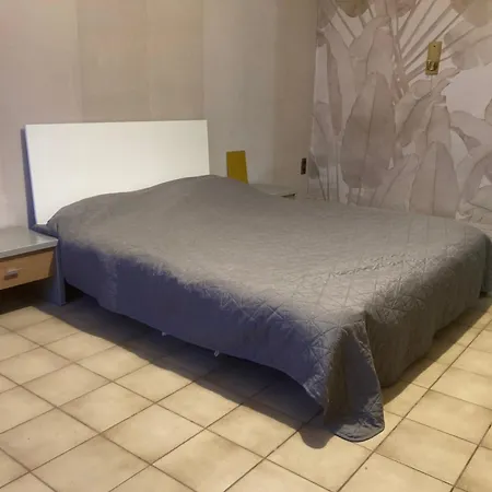 Geraeumiges Apartment 90 M Zwei Schlafzimmer Grosse Kueche Mit Essbereich Badewanne Waschmaschine Spuelmaschine Gesamte Unterkunft Gehoert Ihnen Apartment