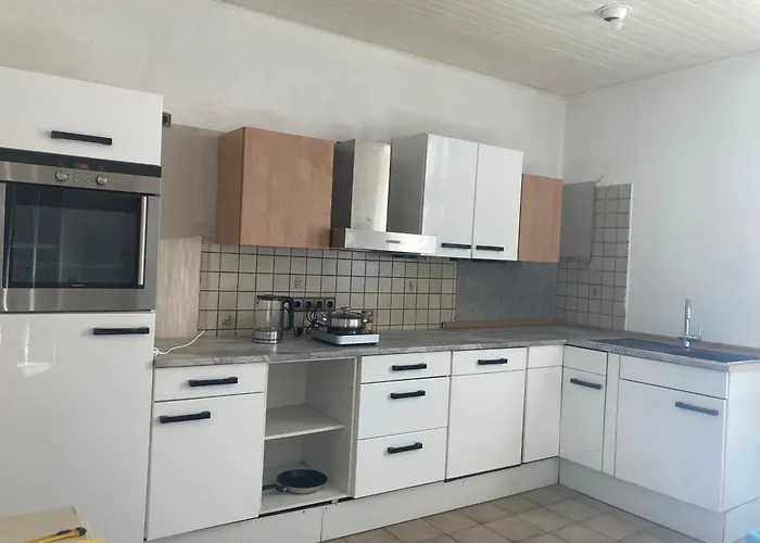 Geraeumiges Apartment 90 M Zwei Schlafzimmer Grosse Kueche Mit Essbereich Badewanne Waschmaschine Spuelmaschine Gesamte Unterkunft Gehoert Ihnen *