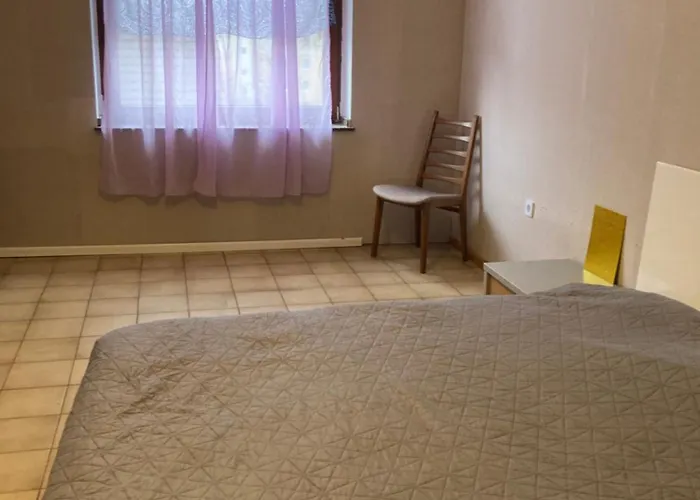 Geraeumiges Ganzes Apartment 90 M Zwei Schlafzimmer Wlan Privat Parkplatz Grosse Kueche Mit Essbereich Badewanne Waschmaschine Spuelmaschine Gesamte Unterkunft Gehoert Ihnen Apartman Duisburg