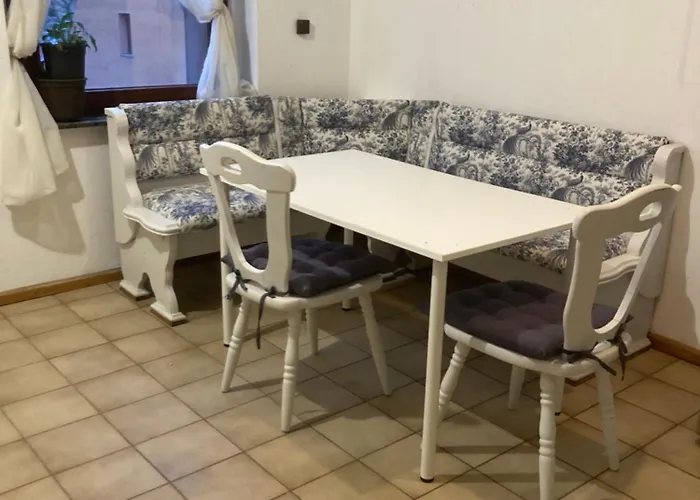 Geraeumiges 90 M Zwei Schlafzimmer Grosse Kueche Mit Essbereich Badewanne Waschmaschine Spuelmaschine Gesamte Gehoert Ihnen *