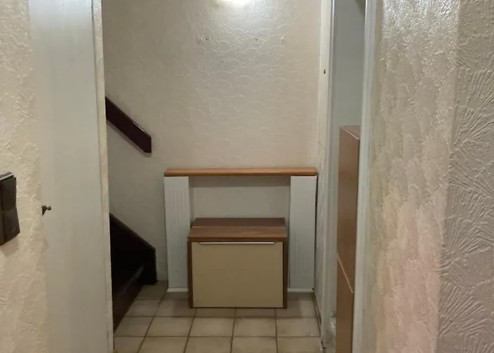 Geraeumiges 90 M Zwei Schlafzimmer Grosse Kueche Mit Essbereich Badewanne Waschmaschine Spuelmaschine Gesamte Gehoert Ihnen *