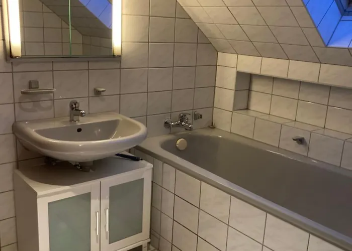 Geraeumiges 90 M Zwei Schlafzimmer Grosse Kueche Mit Essbereich Badewanne Waschmaschine Spuelmaschine Gesamte Gehoert Ihnen * Duisburg