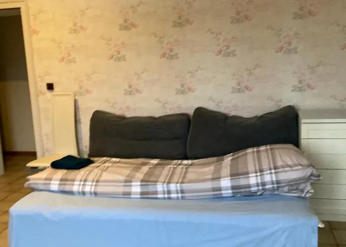 Geraeumiges 90 M Zwei Schlafzimmer Grosse Kueche Mit Essbereich Badewanne Waschmaschine Spuelmaschine Gesamte Gehoert Ihnen * Duisburg