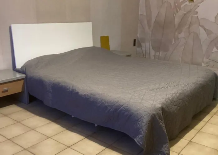 Geraeumiges 90 M Zwei Schlafzimmer Grosse Kueche Mit Essbereich Badewanne Waschmaschine Spuelmaschine Gesamte Gehoert Ihnen Apartment